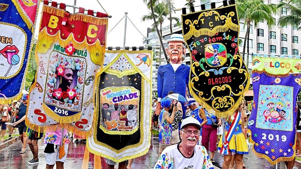 Estandartes do Bloco Nega Fulô e de outras agremiações, que se uniram para fortalecer o carnaval de Maceió, nos dias de Carnaval - Foto: Lula Castello Branco